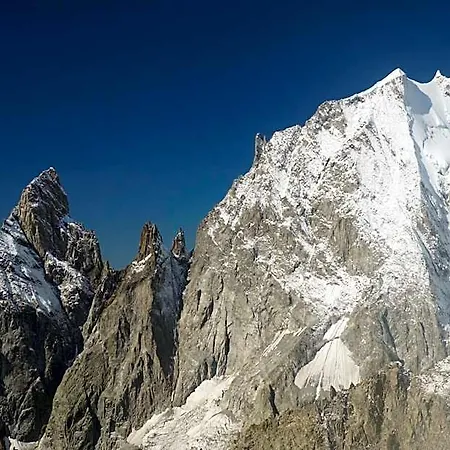 Aiguille Noire מלון 2*